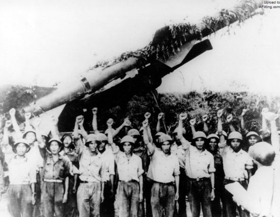 越南防空部队,他们背后是SA-2防空导弹。中国曾对越南援助了3个红旗2号地空导弹营的地面设备 越南防空部队,他们背后是SA-2防空导弹。中国曾对越南援助了3个红旗2号地空导弹营的地面设备