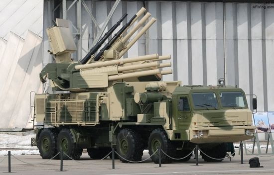 使用BAZ-6909底盘的72V6(SA-22)自行弹炮合一武器系统原型车。该型号采用了VNIIRT新设计的敏捷波束1RS2-1E相控阵雷达,主要设计目标是拦截精确制导对地弹药,特别是AGM-88反辐射导弹和制导炸弹 使用BAZ-6909底盘的72V6(SA-22)自行弹炮合一武器系统原型车。该型号采用了VNIIRT新设计的敏捷波束1RS2-1E相控阵雷达,主要设计目标是拦截精确制导对地弹药,特别是AGM-88反辐射导弹和制导炸弹