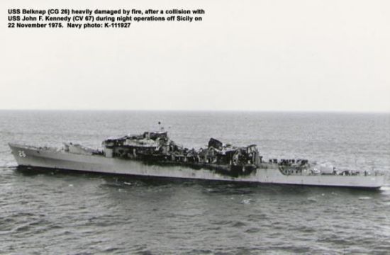 美国海军CG-26“贝尔纳普”号巡洋舰,1975年11月22日该舰与“肯尼迪”号航空母舰相撞引发大火,因为上层建筑为铝合金制,整个上层建筑烧“平”了,证明军用舰艇造船界热衷的铝合金上层建筑(优点是轻质、高强度)并不可行 美国海军CG-26“贝尔纳普”号巡洋舰,1975年11月22日该舰与“肯尼迪”号航空母舰相撞引发大火,因为上层建筑为铝合金制,整个上层建筑烧“平”了,证明军用舰艇造船界热衷的铝合金上层建筑(优点是轻质、高强度)并不可行