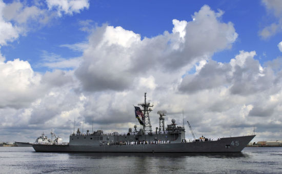 2013年7月12日,美国海军佩里级FFG-45号导弹护卫舰出海执行部署任务。 2013年7月12日,美国海军佩里级FFG-45号导弹护卫舰出海执行部署任务。