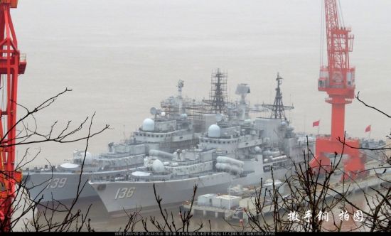 两艘现代级战舰拆了雷达上脚架 两艘现代级战舰拆了雷达上脚架,疑似正在进行大规模系统改装。