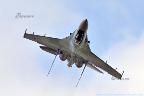 2014年8月中旬,在俄罗斯阿穆尔共青城航空厂建厂80周年纪念活动上,俄罗斯最新一代侧卫战机纷纷升空进行了精彩的飞行表演。包括苏-27SM、苏-30M2、苏-35战机等。其中一架升空表演的苏-35战机重新喷上了经典的蓝天白云涂装,比起04号苏-35的深紫色涂装要漂亮不少! 2014年8月中旬,在俄罗斯阿穆尔共青城航空厂建厂80周年纪念活动上,俄罗斯最新一代侧卫战机纷纷升空进行了精彩的飞行表演。包括苏-27SM、苏-30M2、苏-35战机等。其中一架升空表演的苏-35战机重新喷上了经典的蓝天白云涂装,比起04号苏-35的深紫色涂装要漂亮不少!