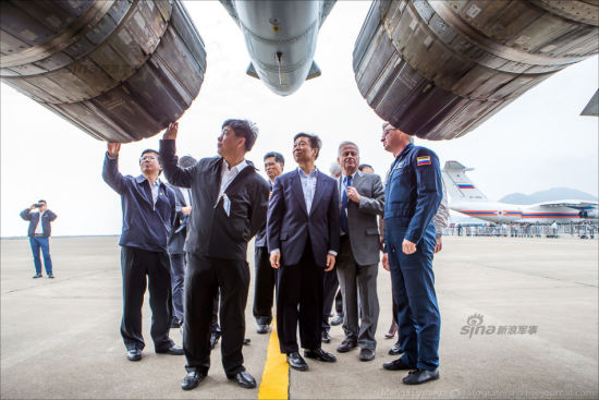 2014年11月11日,2014中国国际航空航天博览会(以下简称:中国航展)在广东珠海盛大开幕。作为行业盛会,本次航展吸引了国内外各大厂商的积极参与。中共中央政治局委员、国家副主席李源潮也莅临现场,参观了包括美国波音公司在内的众多国际知名展商的展台。航展开幕第二日12点22分左右,李源潮副主席参观了来华进行飞行表演的俄罗斯苏35战机。 2014年11月11日,2014中国国际航空航天博览会(以下简称:中国航展)在广东珠海盛大开幕。作为行业盛会,本次航展吸引了国内外各大厂商的积极参与。中共中央政治局委员、国家副主席李源潮也莅临现场,参观了包括美国波音公司在内的众多国际知名展商的展台。航展开幕第二日12点22分左右,李源潮副主席参观了来华进行飞行表演的俄罗斯苏35战机。