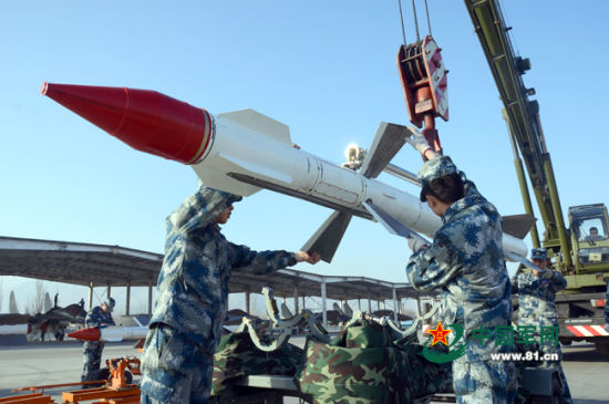 兰空地勤为苏式战机加装俄制R27R73空空导弹 兰空地勤为苏式战机加装俄制R27R73空空导弹