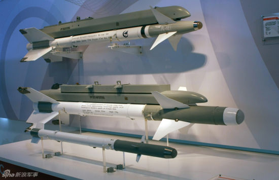 中航工业四款主打外贸型空空导弹集体亮相珠海航展。PL-5EII、SD-10A、PL-9C、TY-90四款导弹已经都是老面孔了,近几年经常在国内外航展上亮相。 中航工业四款主打外贸型空空导弹集体亮相珠海航展。PL-5EII、SD-10A、PL-9C、TY-90四款导弹已经都是老面孔了,近几年经常在国内外航展上亮相。
