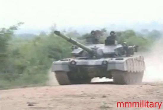 近日,缅甸军事网站公开了其陆军装备的最新型中国制VT1A(MBT-2000)外贸型主战坦克画面。网站消息称,2009年,中国向缅甸提供了数量不详的MBT-2000主战坦克。这批坦克装备有乌克兰制6TD-2型1200马力发动机。 近日,缅甸军事网站公开了其陆军装备的最新型中国制VT1A(MBT-2000)外贸型主战坦克画面。网站消息称,2009年,中国向缅甸提供了数量不详的MBT-2000主战坦克。这批坦克装备有乌克兰制6TD-2型1200马力发动机。