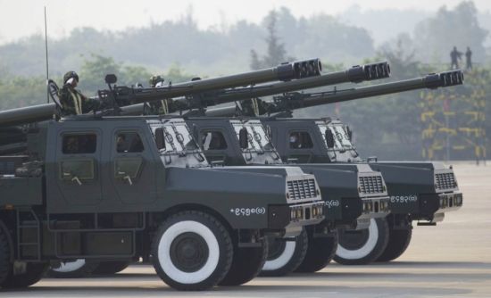 缅甸军队装备中国制武器一直都有传统。随着中国军工制造新型武器能力的不断增强,对外出口的武器档次也上来了。本图集中缅甸举行的阅兵式上,SH-1 155毫米车载榴弹炮、新型100毫米轮式突击炮、大量97式外贸步枪全都亮相了。 缅甸军队装备中国制武器一直都有传统。随着中国军工制造新型武器能力的不断增强,对外出口的武器档次也上来了。本图集中缅甸举行的阅兵式上,SH-1 155毫米车载榴弹炮、新型100毫米轮式突击炮、大量97式外贸步枪全都亮相了。