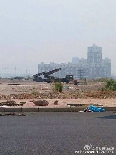 据前方网友报道,今天中缅边境的云南临沧开来大批解放军陆空部队。天空轰鸣着中国的战机。山上公路到处是我们连绵不断的部队。我军红旗12防空导弹、35毫米高炮、挂霹雳8导弹的歼7战机等已进驻中缅边境 据前方网友报道,今天中缅边境的云南临沧开来大批解放军陆空部队。天空轰鸣着中国的战机。山上公路到处是我们连绵不断的部队。我军红旗12防空导弹、35毫米高炮、挂霹雳8导弹的歼7战机等已进驻中缅边境