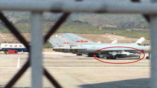 J-7E型歼击机,霹雳-8号是白色弹体,证明是实弹,挂飞训练弹是蓝色的。挂实弹表明我空军可将再次来袭军机直接击落! J-7E型歼击机,霹雳-8号是白色弹体,证明是实弹,挂飞训练弹是蓝色的。挂实弹表明我空军可将再次来袭军机直接击落!我军歼7换装新型发动机,加装新型航电系统和箔条/热焰弹,换装新型雷达、敌我识别器和全向雷达警告器等,挂载霹雳8格斗弹,比缅歼7ⅡK动力强、易先敌发现、防御性好,与缅主力二代机类同,利于空中警告外逼作业。二线配置的歼11、歼10对付缅米格29。