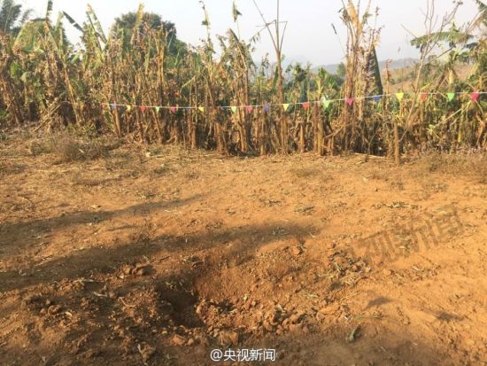 今天记者获准进入缅甸军机炸弹落入的云南临沧水桑树村。在造成村民伤亡的爆炸点,刚捆好的甘蔗还放在地里没有运出,距弹坑不到五米的一块石头上有血迹,另一爆炸点附近,一辆农用拖拉机挡风玻璃被震碎,车后的两层铁皮也被弹片击穿。 今天记者获准进入缅甸军机炸弹落入的云南临沧水桑树村。在造成村民伤亡的爆炸点,刚捆好的甘蔗还放在地里没有运出,距弹坑不到五米的一块石头上有血迹,另一爆炸点附近,一辆农用拖拉机挡风玻璃被震碎,车后的两层铁皮也被弹片击穿。