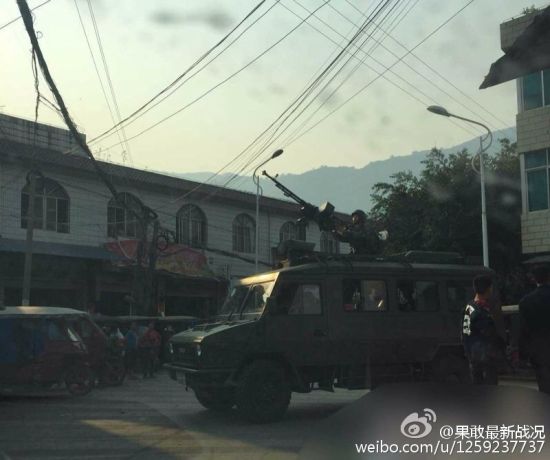 云南边境地区孟定镇,集结的解放军和天上的中国直升机。(来源:新浪微博 果敢最新战况) 云南边境地区孟定镇,集结的解放军和天上的中国直升机。(来源:新浪微博 果敢最新战况)