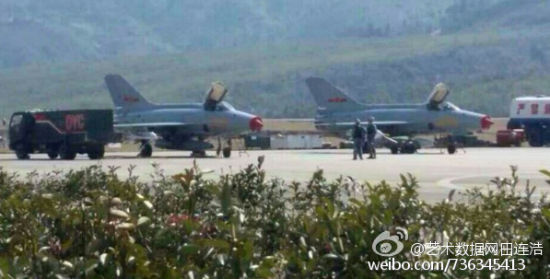 16日,网络上还出现中国空军战斗机入驻前沿机场、防空部队加强边境部署的照片。从这些照片看,歼-11、歼-7战斗机已开始带弹巡逻 16日,网络上还出现中国空军战斗机入驻前沿机场、防空部队加强边境部署的照片。从这些照片看,歼-11、歼-7战斗机已开始带弹巡逻