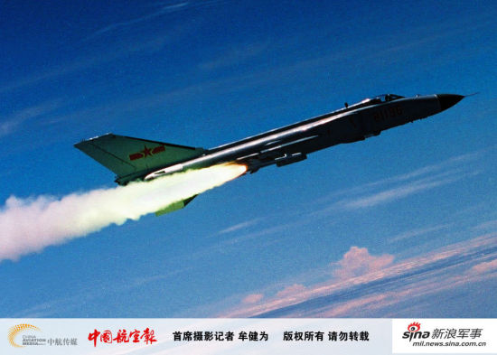 海航部队歼八II战机空中发射PL空空导弹 海航部队歼八II战机空中发射PL空空导弹