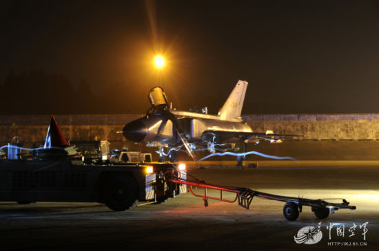 广空航空兵某团组织跨昼夜飞行训练。 广空航空兵某团组织跨昼夜飞行训练。
