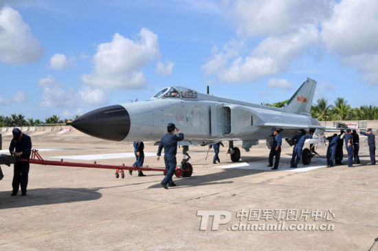 南海舰队航空兵装备新型歼8F战机与中距导弹 南海舰队航空兵装备新型歼8F战机与中距导弹