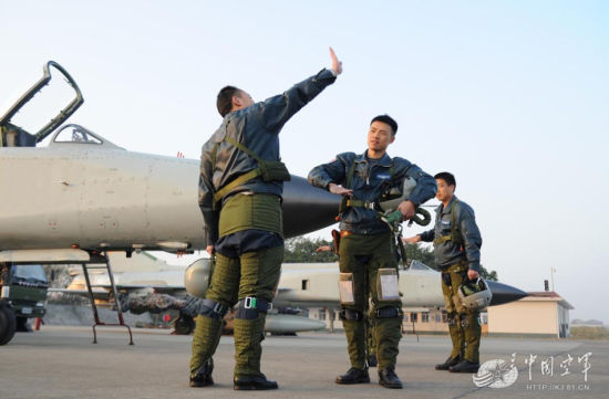 中国空军最年轻王牌飞行员曝光 驾歼8打出11:0 中国空军最年轻王牌飞行员曝光 驾歼8打出11:0