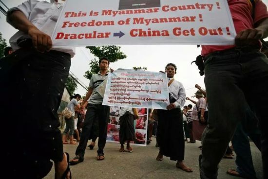 2012年,缅甸仰光曾发生过大型集会,抗议中国企业在缅甸的投资。 2012年,缅甸仰光曾发生过大型集会,抗议中国企业在缅甸的投资。