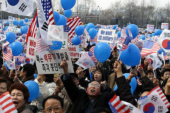 要求美军留在韩国的游行队伍,表情好销魂…… 要求美军留在韩国的游行队伍,表情好销魂……