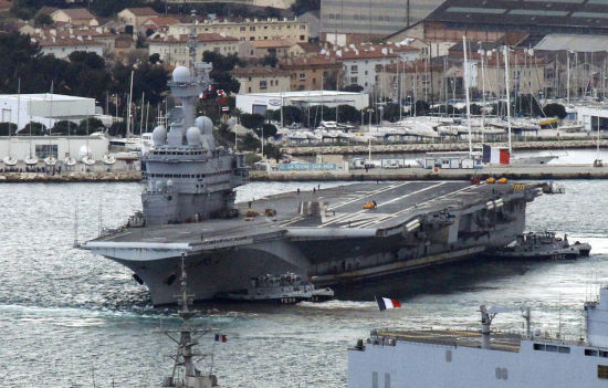 法国海军戴高乐号核动力航母离开法国南部的土伦港前往利比亚海域，执行打击任务。