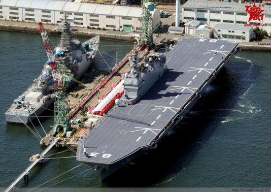 当地时间3月25日,日本海上自卫队最大舰艇“出云”号航空母舰正式服役。据日本媒体报道称,“出云”号航空母舰全长248米,超过日本海上自卫队现役最大舰艇“日向”号直升机航空母舰51米,可同时起驾5架直升机。其舰载机以监视、警戒潜艇为主要任务,数量由5架增至9架。当天,服役仪式结束后,出云舰直接开赴母港横须贺进行部署。 当地时间3月25日,日本海上自卫队最大舰艇“出云”号航空母舰正式服役。据日本媒体报道称,“出云”号航空母舰全长248米,超过日本海上自卫队现役最大舰艇“日向”号直升机航空母舰51米,可同时起驾5架直升机。其舰载机以监视、警戒潜艇为主要任务,数量由5架增至9架。当天,服役仪式结束后,出云舰直接开赴母港横须贺进行部署。
