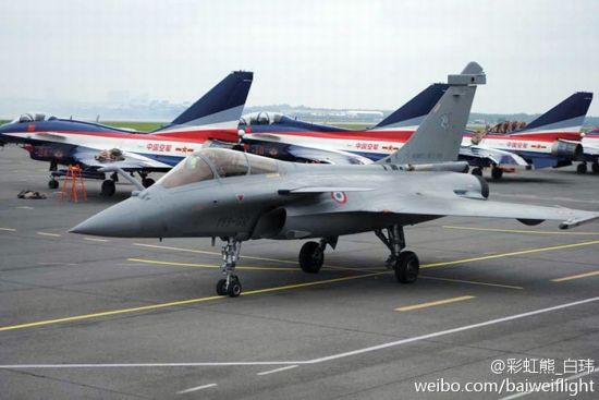 3月11日,赴马来西亚参加兰卡威国际海空展的八一飞行表演队已经抵达兰卡威国际机场。与八一飞行表演队歼-10战斗机同日到场的,还有法国空军的阵风战斗机,上演了歼-10与阵风同场亮相的罕见一幕。本图为在莫斯科相遇歼10与阵风战机。(新浪网友 彩虹熊_白玮) 3月11日,赴马来西亚参加兰卡威国际海空展的八一飞行表演队已经抵达兰卡威国际机场。与八一飞行表演队歼-10战斗机同日到场的,还有法国空军的阵风战斗机,上演了歼-10与阵风同场亮相的罕见一幕。本图为在莫斯科相遇歼10与阵风战机。(新浪网友 彩虹熊_白玮)