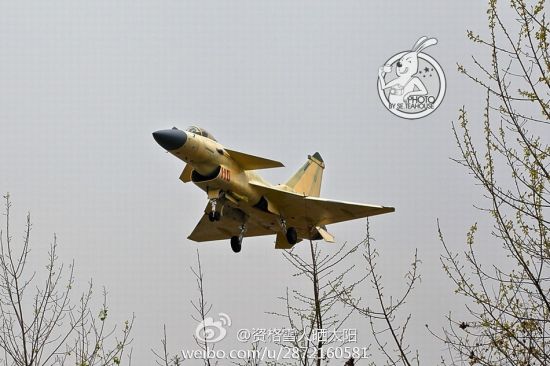 歼-10B战斗机量产的消息让人振奋,近日,新编号的量产型歼-10B也不断现身。自4月1日编号107的歼-10B战斗机现身后,编号110的量产型歼-10B也在数日前曝光,说明该新型机的建造工作的正在顺利展开。网投拍摄到的试飞中的110号歼-10B战斗机(网友 资格雪人晒太阳 拍摄) 歼-10B战斗机量产的消息让人振奋,近日,新编号的量产型歼-10B也不断现身。自4月1日编号107的歼-10B战斗机现身后,编号110的量产型歼-10B也在数日前曝光,说明该新型机的建造工作的正在顺利展开。网投拍摄到的试飞中的110号歼-10B战斗机(网友 资格雪人晒太阳 拍摄)
