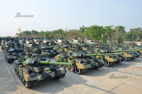 新浪军事:2015年3月27日,缅甸举行了建军节盛大阅兵式。当日,也是缅甸军方对果敢同盟军发动总攻的日子。参加阅兵的主战武器让我们非常眼熟,59D坦克、SH-1卡车炮、K-8教练机;还有女兵手中紧握的97式步枪。全是中国军工的外贸精品。 新浪军事:2015年3月27日,缅甸举行了建军节盛大阅兵式。当日,也是缅甸军方对果敢同盟军发动总攻的日子。参加阅兵的主战武器让我们非常眼熟,59D坦克、SH-1卡车炮、K-8教练机;还有女兵手中紧握的97式步枪。全是中国军工的外贸精品。