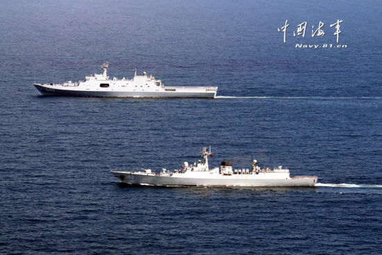 从2014年1月20起,一场跨越马年新春的战备巡航远海训练在远离中国海岸线的远海大洋拉开帷幕。由两栖登陆舰长白山舰,导弹驱逐舰海口舰、武汉舰及三架直升机、一艘气垫艇组成的机动编队穿越巽他海峡、龙目海峡、望加锡峡。 从2014年1月20起,一场跨越马年新春的战备巡航远海训练在远离中国海岸线的远海大洋拉开帷幕。由两栖登陆舰长白山舰,导弹驱逐舰海口舰、武汉舰及三架直升机、一艘气垫艇组成的机动编队穿越巽他海峡、龙目海峡、望加锡峡。