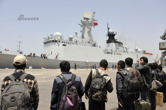 3月30日,在也门西部荷台达港,中国公民排队等候登舰。新华社发(汉尼·阿里摄) 3月30日,在也门西部荷台达港,中国公民排队等候登舰。新华社发(汉尼·阿里摄)