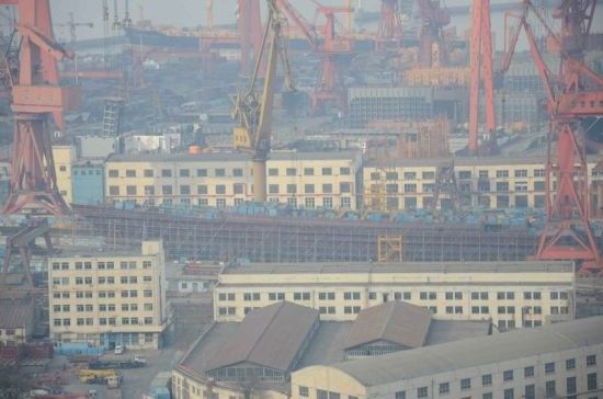 052D驱逐舰是中国海军正在建造的新一代驱逐舰,为052C型驱逐舰的最新改良型,052C型驱逐舰后又一种配备相控阵雷达与垂发防空导弹的防空驱逐舰。(转自:超大 上山下乡mil) 052D驱逐舰是中国海军正在建造的新一代驱逐舰,为052C型驱逐舰的最新改良型,052C型驱逐舰后又一种配备相控阵雷达与垂发防空导弹的防空驱逐舰。(转自:超大 上山下乡mil)