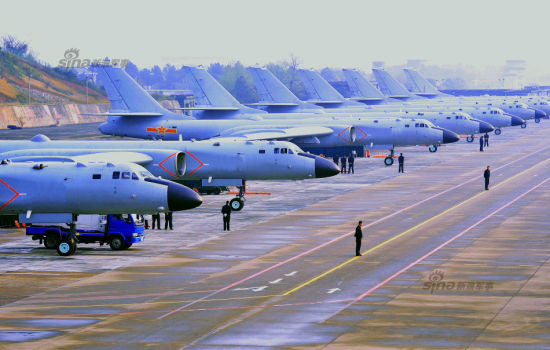 装备某新型轰炸机的空军航空兵某师进行飞行训练准备(资料照片)。3月30日,中国空军飞机经巴士海峡赴西太平洋开展远海训练,当天返航,达成了既定的训练目的,圆满完成任务。 装备某新型轰炸机的空军航空兵某师进行飞行训练准备(资料照片)。3月30日,中国空军飞机经巴士海峡赴西太平洋开展远海训练,当天返航,达成了既定的训练目的,圆满完成任务。