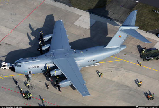 空中客车公司的最新型A400M军用运输机目前已经进入到交付及量产阶段。许多欧洲国家订购了该型运输机。从交付的飞机来看,A400M的制作非常精细,像一件精美的艺术品。能把军用飞机做到这种地步,欧洲的制作能力真是相当强大。 空中客车公司的最新型A400M军用运输机目前已经进入到交付及量产阶段。许多欧洲国家订购了该型运输机。从交付的飞机来看,A400M的制作非常精细,像一件精美的艺术品。能把军用飞机做到这种地步,欧洲的制作能力真是相当强大。