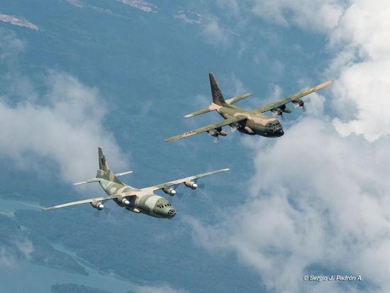 委内瑞拉空军同时装备了中国运-8型和美国C-130型两款轻型运输机,由此也形成了难得一见的运-8与C-130运输机编队飞行的画面。近日,外媒公开了运-8与C-130运输机“比翼齐飞”的影像资料。 委内瑞拉空军同时装备了中国运-8型和美国C-130型两款轻型运输机,由此也形成了难得一见的运-8与C-130运输机编队飞行的画面。近日,外媒公开了运-8与C-130运输机“比翼齐飞”的影像资料。