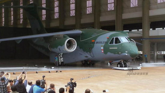 巴西航空工业公司首架自研的KC-390多用途加油/运输机,近日正式公开亮相。这是巴西航空开拓军用运输机市场一个里程碑式事件。目前,巴西空军已经订购28架,用来替换老旧的美制C-130H大力神运输机。 巴西航空工业公司首架自研的KC-390多用途加油/运输机,近日正式公开亮相。这是巴西航空开拓军用运输机市场一个里程碑式事件。目前,巴西空军已经订购28架,用来替换老旧的美制C-130H大力神运输机。