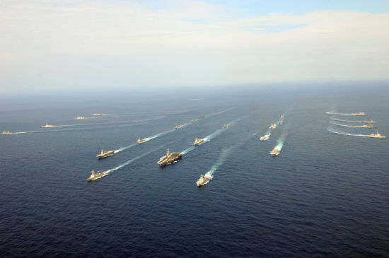 2012年11月16日,美国海军与日本海上自卫队26艘战舰组成编队在东中国海进行武力展示。当日,美日舰队共同进行了“2013敏锐的剑”军演。该演习一年举行两次。 2012年11月16日,美国海军与日本海上自卫队26艘战舰组成编队在东中国海进行武力展示。当日,美日舰队共同进行了“2013敏锐的剑”军演。该演习一年举行两次。