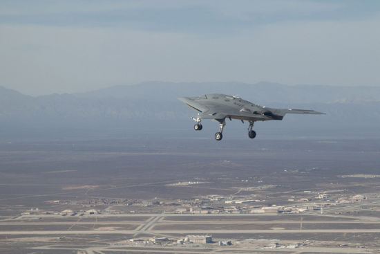 第四种兵器:X-47B无人机 妄图用一招扭转对华非对称劣势 美国诺格公司宣称X-47未来所能达到的水平,比媒体上还要恐怖得多。在其公司有关介绍中,特别提到这种无人机在反恐作战外,还要针对未来军事大国的反介入局部战争。网站上还特别绘制拟图,专门说明未来无人机是如何在西太平洋反介入作战能力。 第四种兵器:X-47B无人机 妄图用一招扭转对华非对称劣势 美国诺格公司宣称X-47未来所能达到的水平,比媒体上还要恐怖得多。在其公司有关介绍中,特别提到这种无人机在反恐作战外,还要针对未来军事大国的反介入局部战争。网站上还特别绘制拟图,专门说明未来无人机是如何在西太平洋反介入作战能力。