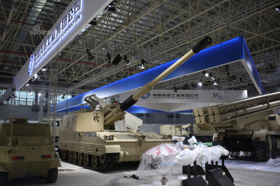 新浪航展报道团现场拍摄国产炮射末敏弹实物,搭配155毫米自行火炮。(摄影:新浪军事 门广阔 未经许可不得转载)