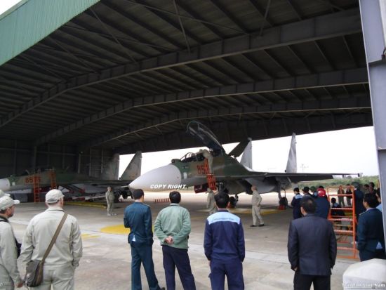 越南空军或将会失去作战能力 2013年4月28日,越南空军两架苏-30战机侵犯我国南沙群岛南子岛领空,飞机编号为8534、8538。图中近处为越南侵占的我国南子岛,远处为菲律宾侵占的我国北子岛。越南对苏-30MK2系列战机非常重视,装备之后,特意为该型战机取名“眼镜王蛇”以比喻其凶猛的战斗力。在丛林中“眼镜王蛇”是一种无人敢招惹的动物。