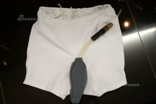 驾驶苏-27\30这类长航程长航时战机,对飞行员来说如何解决“小便”问题很重要。你不能让飞行员憋着尿执行任务。为解决这个问题,越南空军装备一款专用内裤。该内裤最大特色就是装了导尿管,与储尿袋。解决了这个尴尬问题!当然,尿频尿急的人,您还是去医院看看就别去执行任务了! 驾驶苏-27\30这类长航程长航时战机,对飞行员来说如何解决“小便”问题很重要。你不能让飞行员憋着尿执行任务。为解决这个问题,越南空军装备一款专用内裤。该内裤最大特色就是装了导尿管,与储尿袋。解决了这个尴尬问题!当然,尿频尿急的人,您还是去医院看看就别去执行任务了!
