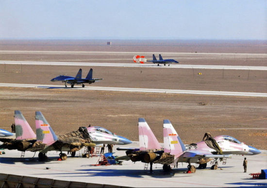 近日,广空部队粉色涂装苏-30MKK假想敌战机部队在西北基地与歼11战机对抗训练照曝光。广空苏-30新涂装与越南空军装备的苏-30MK2V战机涂装相似,很可能是解放军对越南军方的一种警示,也同时说明,中国空军正在训练快速识别越军苏30战机能力。 近日,广空部队粉色涂装苏-30MKK假想敌战机部队在西北基地与歼11战机对抗训练照曝光。广空苏-30新涂装与越南空军装备的苏-30MK2V战机涂装相似,很可能是解放军对越南军方的一种警示,也同时说明,中国空军正在训练快速识别越军苏30战机能力。
