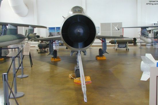 早期歼-7/米格-21的下置长空速管 早期歼-7/米格-21的下置长空速管