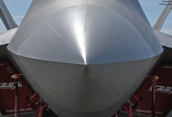 F-22、F-35的菱形雷达罩采用新工艺制造,已经没有的需要封堵的工艺孔 F-22、F-35的菱形雷达罩采用新工艺制造,已经没有的需要封堵的工艺孔