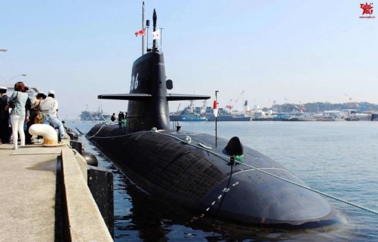 3月9日,日本海上自卫队苍龙级潜艇SS-506“黑龙”号正式服役,这是该级潜艇的第6艘。苍龙级潜艇是日本海上自卫队现役最新锐的潜艇类型,采用了AIP推进系统,满载排水量达到了4200吨。本级艇成为了日本第一种采用AIP动力的潜艇,亦为海自乃至世界上排水量最大的常规动力攻击潜艇。这组照片显示了黑龙号潜艇细节。 3月9日,日本海上自卫队苍龙级潜艇SS-506“黑龙”号正式服役,这是该级潜艇的第6艘。苍龙级潜艇是日本海上自卫队现役最新锐的潜艇类型,采用了AIP推进系统,满载排水量达到了4200吨。本级艇成为了日本第一种采用AIP动力的潜艇,亦为海自乃至世界上排水量最大的常规动力攻击潜艇。这组照片显示了黑龙号潜艇细节。