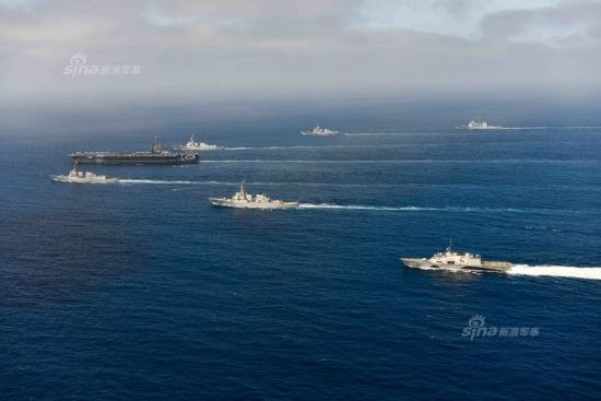 2015年5月2日,太平洋上,美国海军CVN-74斯坦尼斯号航母战斗群所属战舰呈一字排开,进行武力展示秀。 2015年5月2日,太平洋上,美国海军CVN-74斯坦尼斯号航母战斗群所属战舰呈一字排开,进行武力展示秀。