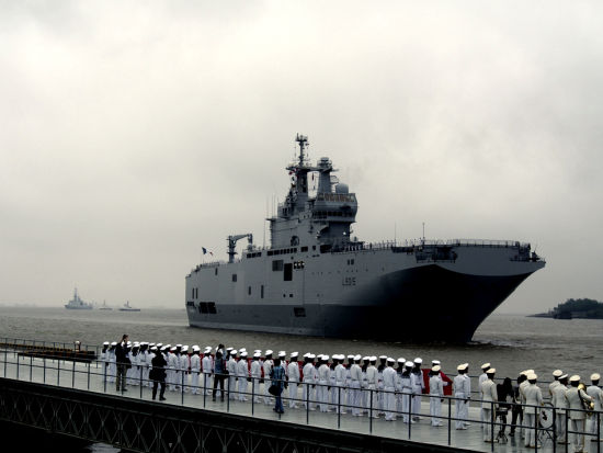 5月9日,由法国海军“迪克斯莫德”号投送指挥舰和“阿克尼特”号护卫舰组成的舰艇编队,在编队指挥员皮埃尔·德·布里昂松上校率领下驶抵上海吴淞军港,开始对上海进行为期7天的友好访问。这是“迪克斯莫德”号和“阿克尼特”号首次访问上海,也是法国海军军舰第10次访问上海。 “迪克斯莫德”号是法国海军“西北风”级舰艇的第3艘,2012年正式服役,舰长199米,宽32米,吃水6.5米,满载排水量22500吨,能搭载16架重型或35架轻型直升机,最高航速19节。 该级舰首舰“西北风”号曾于2008年4月访问上海。“阿克尼特”号为拉斐特级导弹护卫舰,是世界上第一种在雷达、红外、水声等各方面采用综合隐身技术设计的大型隐身护卫舰,1999年6月正式服役,舰长125米,宽15.4米,吃水4.5米,满载排水量3750吨,最高航速25节。 5月9日,由法国海军“迪克斯莫德”号投送指挥舰和“阿克尼特”号护卫舰组成的舰艇编队,在编队指挥员皮埃尔·德·布里昂松上校率领下驶抵上海吴淞军港,开始对上海进行为期7天的友好访问。这是“迪克斯莫德”号和“阿克尼特”号首次访问上海,也是法国海军军舰第10次访问上海。“迪克斯莫德”号是法国海军“西北风”级舰艇的第3艘,2012年正式服役,舰长199米,宽32米,吃水6.5米,满载排水量22500吨,能搭载16架重型或35架轻型直升机,最高航速19节。 该级舰首舰“西北风”号曾于2008年4月访问上海。“阿克尼特”号为拉斐特级导弹护卫舰,是世界上第一种在雷达、红外、水声等各方面采用综合隐身技术设计的大型隐身护卫舰,1999年6月正式服役,舰长125米,宽15.4米,吃水4.5米,满载排水量3750吨,最高航速25节。