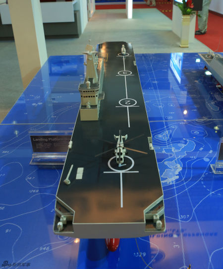 2013年兰卡威航展,中国参展方再度带来了国产平甲板型两栖攻击舰模型。从展板上看,这款两栖攻击舰排水量22000吨,甲板可同时起飞四架直升机,但尚不清楚是否舰尾有坞舱。(新浪军事版权所有,禁止转载 )供图为新浪军事网友:@拍机货 2013年兰卡威航展,中国参展方再度带来了国产平甲板型两栖攻击舰模型。从展板上看,这款两栖攻击舰排水量22000吨,甲板可同时起飞四架直升机,但尚不清楚是否舰尾有坞舱。(新浪军事版权所有,禁止转载 )供图为新浪军事网友:@拍机货