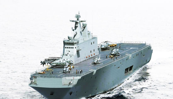 2013年11月18日,据央视新闻节目报道,著名军事专家尹卓海军少将首次透露了中国新型两栖作战舰艇的细节。尹卓海军少将称,新型两栖作战舰艇的吨位是日本海上自卫队的“出云”级直升机航母的一倍半 2013年11月18日,据央视新闻节目报道,著名军事专家尹卓海军少将首次透露了中国新型两栖作战舰艇的细节。尹卓海军少将称,新型两栖作战舰艇的吨位是日本海上自卫队的“出云”级直升机航母的一倍半。