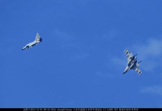 近日,网络上曝光了一组中国空军歼-10与歼-11战斗机进行空中对抗训练的画面。可以看到战斗场面十分激烈,歼-10战斗机突然做出大机动左转意图摆脱后方歼-11战斗机的锁定,歼-11也同时减速向右下方大角度机动,欲内切再次获得攻击占位。(鸣谢:超大军事 zhang81zhang) 近日,网络上曝光了一组中国空军歼-10与歼-11战斗机进行空中对抗训练的画面。可以看到战斗场面十分激烈,歼-10战斗机突然做出大机动左转意图摆脱后方歼-11战斗机的锁定,歼-11也同时减速向右下方大角度机动,欲内切再次获得攻击占位。(鸣谢:超大军事 zhang81zhang)