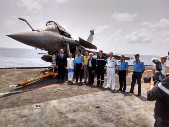 近日,印度海军和法国海军在印度果阿海岸举行代号“Varuna”的联合军事演习。法国海军的戴高乐号航母、2艘驱逐舰以及1艘补给舰参与此次演习。最引人关注的自然是戴高乐航母上搭载的阵风M舰载战斗机,印度海军的官员也登上法国航母参观了该型战机。 近日,印度海军和法国海军在印度果阿海岸举行代号“Varuna”的联合军事演习。法国海军的戴高乐号航母、2艘驱逐舰以及1艘补给舰参与此次演习。最引人关注的自然是戴高乐航母上搭载的阵风M舰载战斗机,印度海军的官员也登上法国航母参观了该型战机。