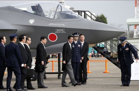 当地时间2014年10月26日,日本东京,日本首相安倍晋三在茨城县小美玉市的航空自卫队百里基地出席了自卫队成立60周年航空阅兵式。 当地时间2014年10月26日,日本东京,日本首相安倍晋三在茨城县小美玉市的航空自卫队百里基地出席了自卫队成立60周年航空阅兵式。日本航空自卫队举行60周年阅兵式 ”F-35”亮相。